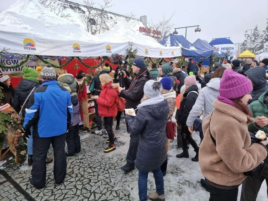 Niebo w gębie na jarmarku świątecznym. Góral z batem wygania diabły ZDJĘCIA