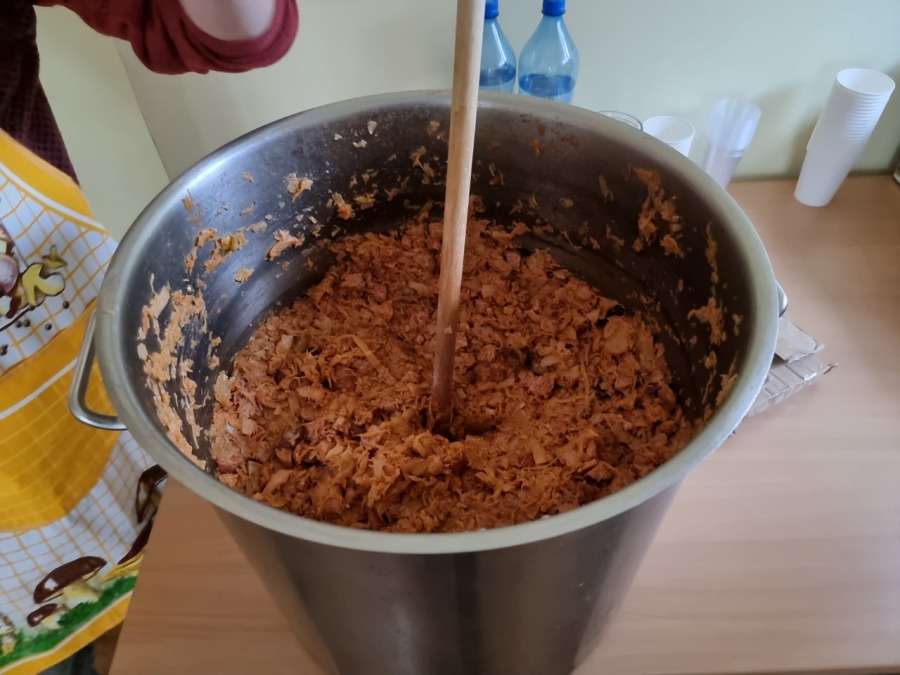 Nakarmili mieszkańców bigosem. Konkretny posiłek w 50-litrowych garach ZDJĘCIA
