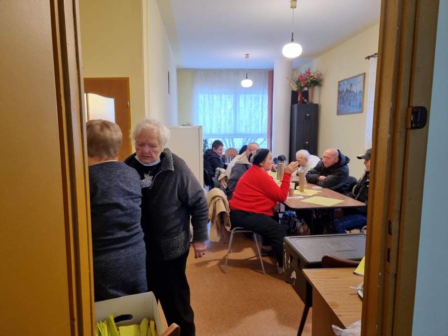 Nakarmili mieszkańców bigosem. Konkretny posiłek w 50-litrowych garach ZDJĘCIA