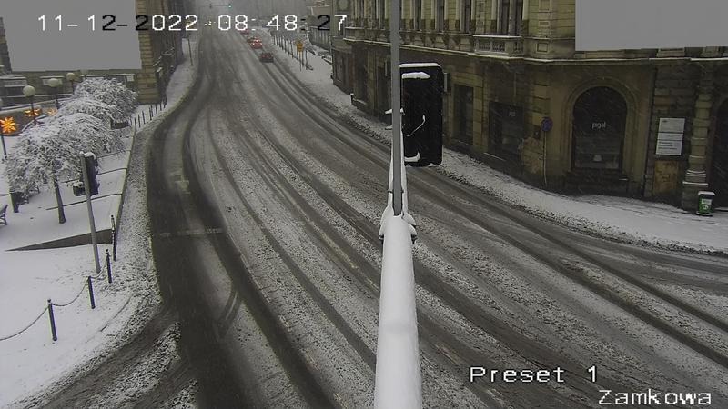 Niebezpiecznie w Bielsku-Białej. Centrum pokryte błotem pośniegowym ZDJĘCIA