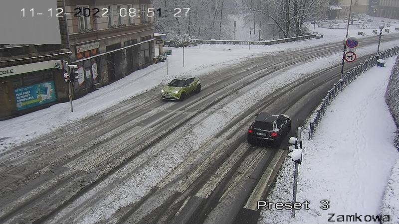 Niebezpiecznie w Bielsku-Białej. Centrum pokryte błotem pośniegowym ZDJĘCIA