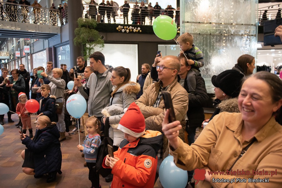 Zaskoczenie w Galerii Sfera. Niecodzienny taniec matek w mikołajkowych strojach ZDJĘCIA
