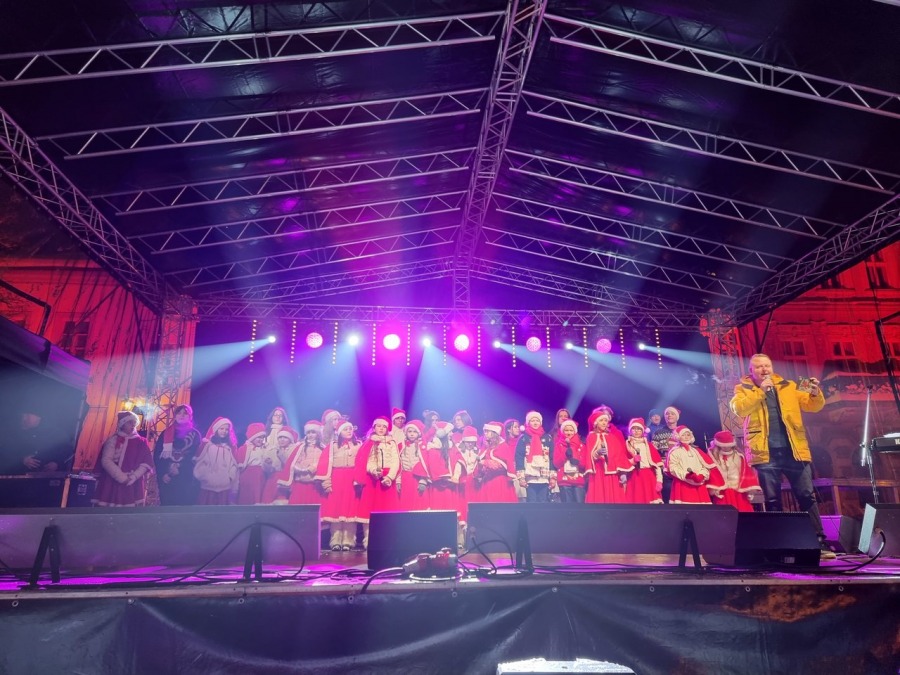 Zapach imbiru, przypraw i grzanego wina. Tłumy już świętują na Rynku! PROGRAM
