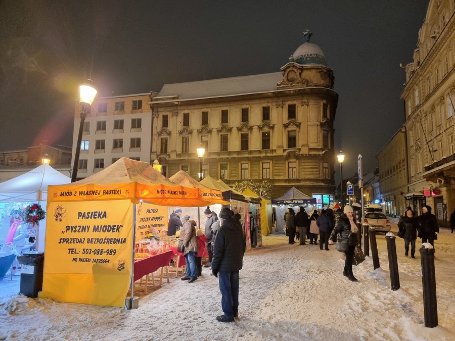 Zapach imbiru, przypraw i grzanego wina. Tłumy już świętują na Rynku! PROGRAM