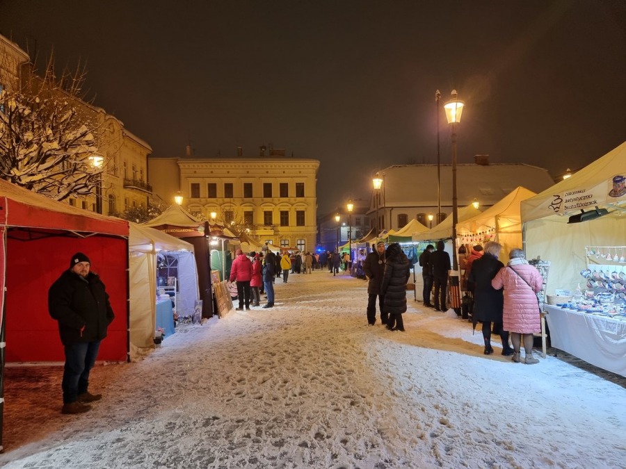 Zapach imbiru, przypraw i grzanego wina. Tłumy już świętują na Rynku! PROGRAM