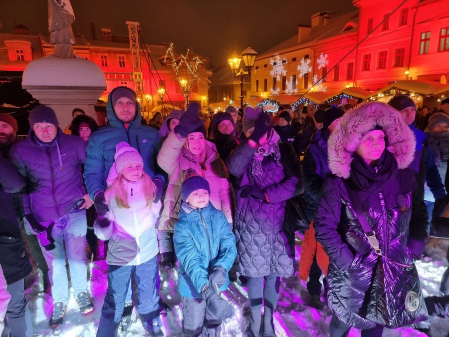 Zapach imbiru, przypraw i grzanego wina. Tłumy już świętują na Rynku! PROGRAM