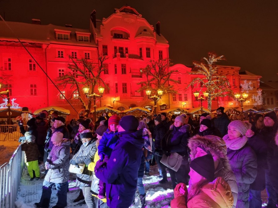 Zapach imbiru, przypraw i grzanego wina. Tłumy już świętują na Rynku! PROGRAM