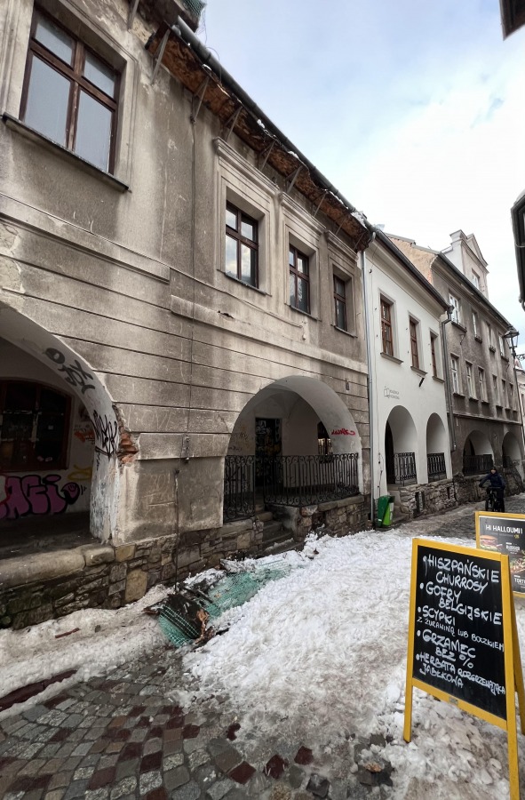 Na starówce tragedia wisiała w powietrzu. Metalowa konstrukcja runęła na ulicę - foto