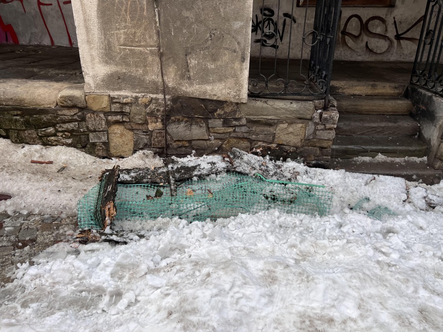Na starówce tragedia wisiała w powietrzu. Metalowa konstrukcja runęła na ulicę - foto