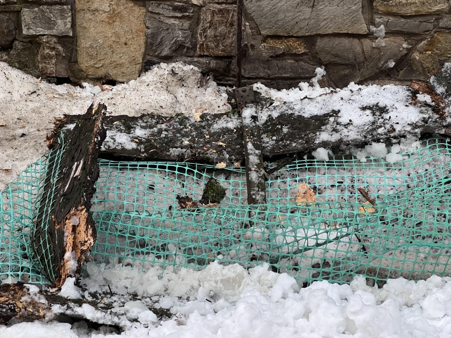 Na starówce tragedia wisiała w powietrzu. Metalowa konstrukcja runęła na ulicę - foto