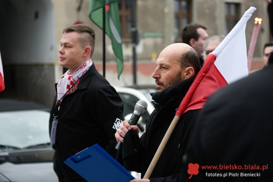 Narodowcy przeszli ulicami miasta. Na koniec był hymn i pirotechnika ZDJĘCIA