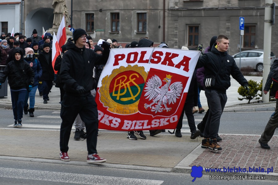 Narodowcy przeszli ulicami miasta. Na koniec był hymn i pirotechnika ZDJĘCIA