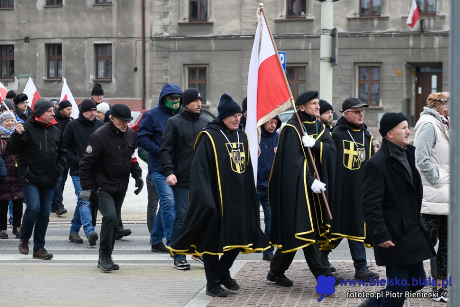 Narodowcy przeszli ulicami miasta. Na koniec był hymn i pirotechnika ZDJĘCIA