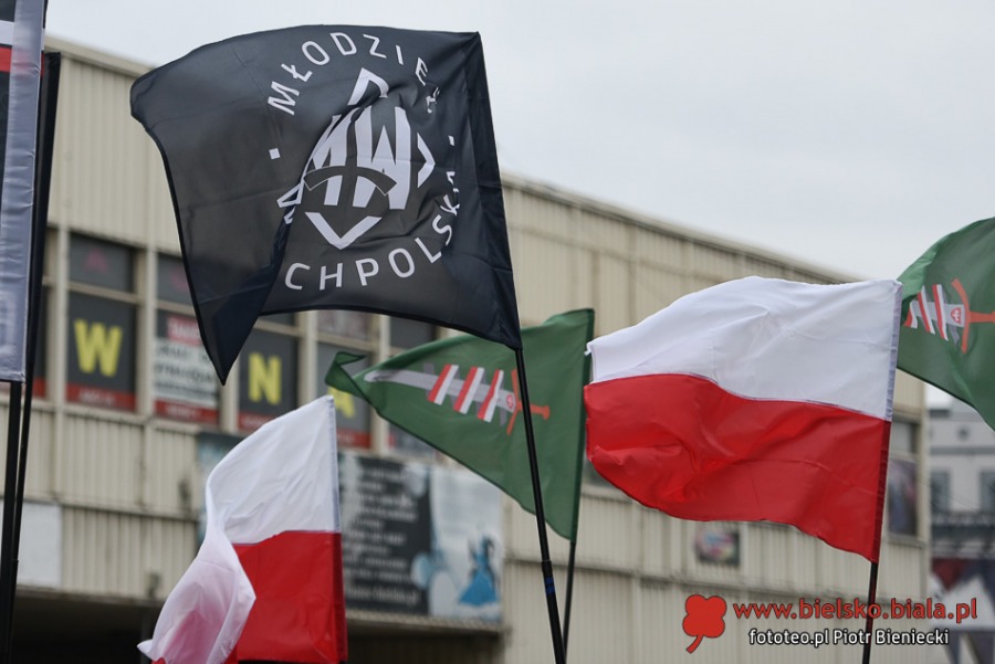 Narodowcy przeszli ulicami miasta. Na koniec był hymn i pirotechnika ZDJĘCIA