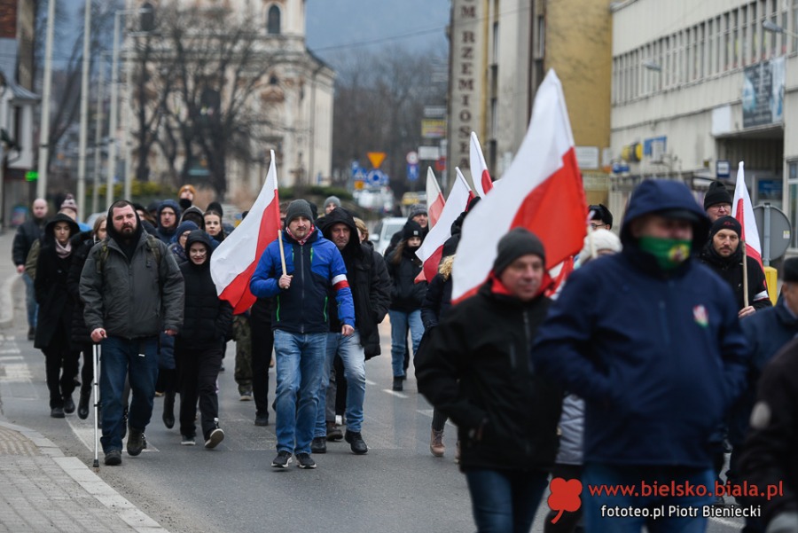 Narodowcy przeszli ulicami miasta. Na koniec był hymn i pirotechnika ZDJĘCIA