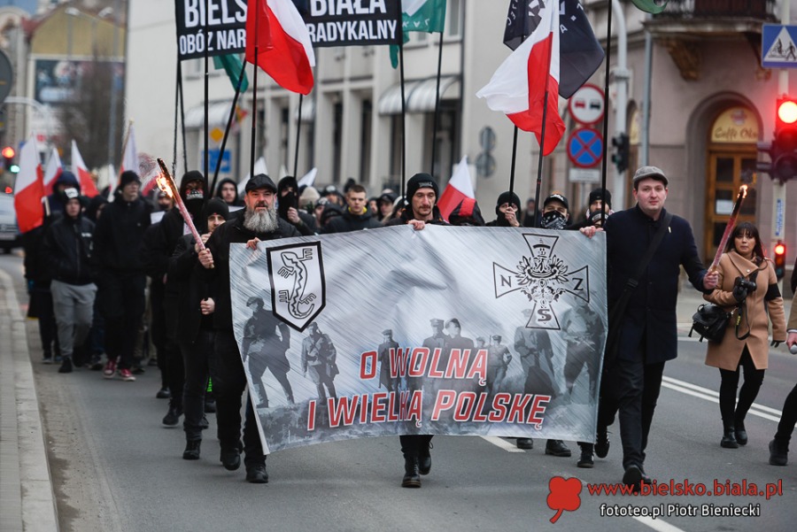 Narodowcy przeszli ulicami miasta. Na koniec był hymn i pirotechnika ZDJĘCIA