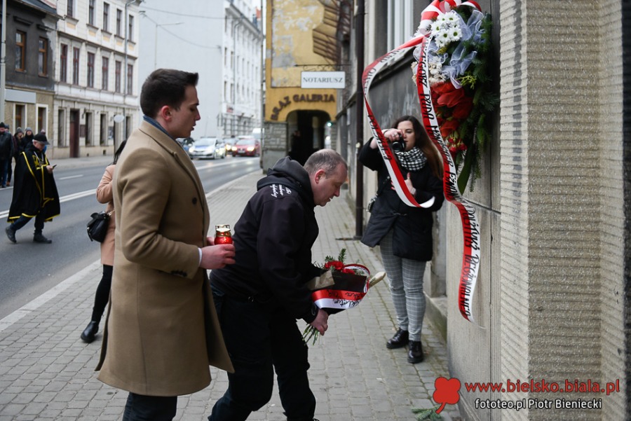 Narodowcy przeszli ulicami miasta. Na koniec był hymn i pirotechnika ZDJĘCIA