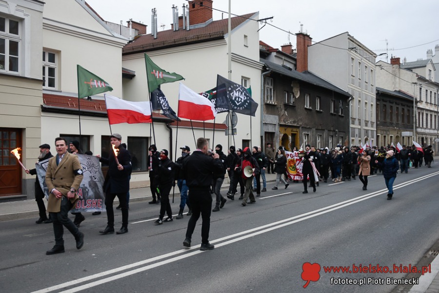 Narodowcy przeszli ulicami miasta. Na koniec był hymn i pirotechnika ZDJĘCIA