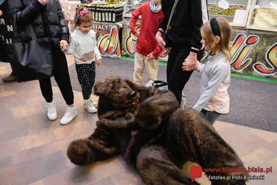 Bezczelni i rubaszni. Głośny korowód bawił i zwracał uwagę przechodniów ZDJĘCIA
