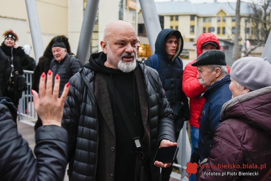 Bezczelni i rubaszni. Głośny korowód bawił i zwracał uwagę przechodniów ZDJĘCIA