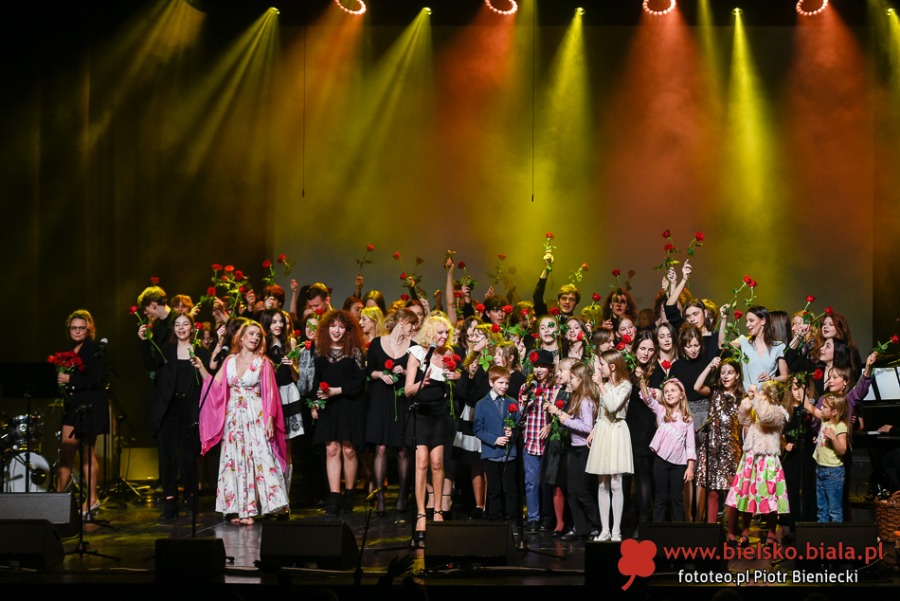 Wielki jubileusz kuźni talentów. Wzruszające występy i piękna scenografia