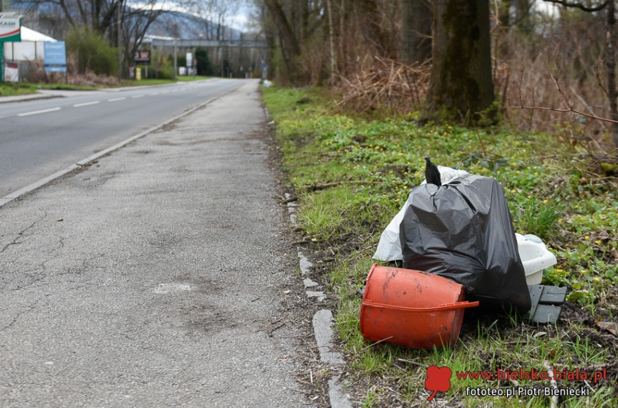 W czynie społecznym zebrali ponad tonę śmieci. Z rzeki wyciągano różne „skarby”