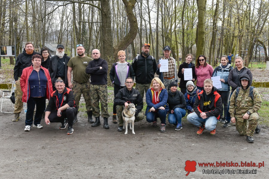 W czynie społecznym zebrali ponad tonę śmieci. Z rzeki wyciągano różne „skarby”