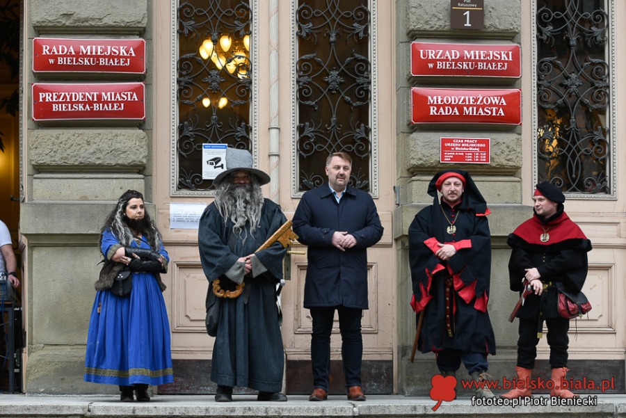 Turnieje walk, średniowieczna kuchnia i dmuchańce. Tu nikt się nie nudził