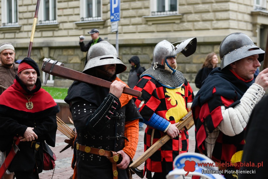 Turnieje walk, średniowieczna kuchnia i dmuchańce. Tu nikt się nie nudził