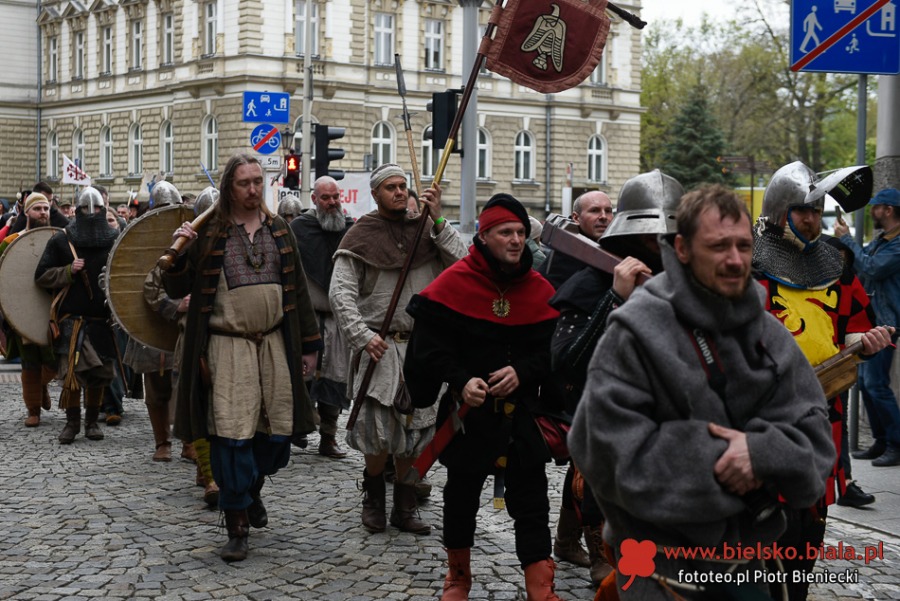 Turnieje walk, średniowieczna kuchnia i dmuchańce. Tu nikt się nie nudził