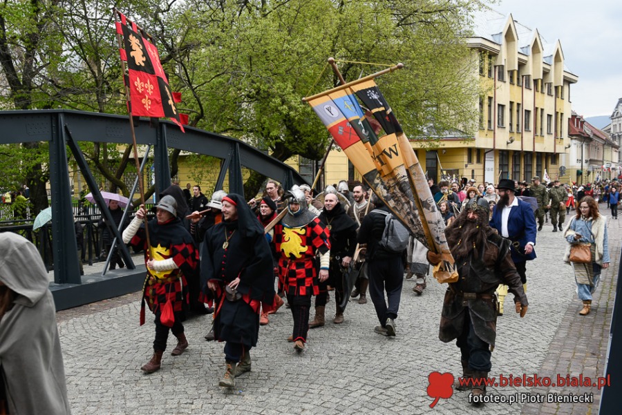 Turnieje walk, średniowieczna kuchnia i dmuchańce. Tu nikt się nie nudził