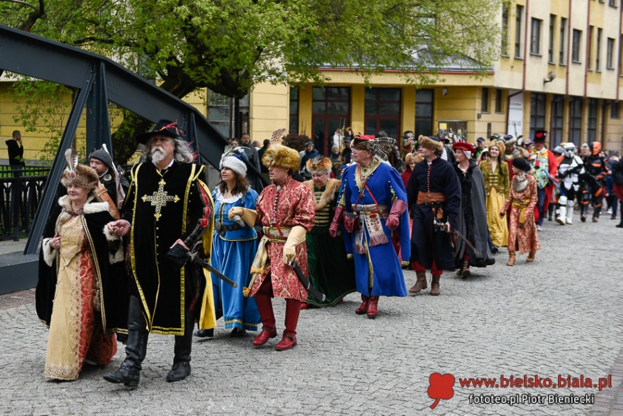 Turnieje walk, średniowieczna kuchnia i dmuchańce. Tu nikt się nie nudził