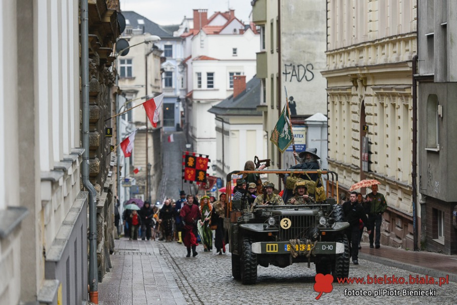 Turnieje walk, średniowieczna kuchnia i dmuchańce. Tu nikt się nie nudził
