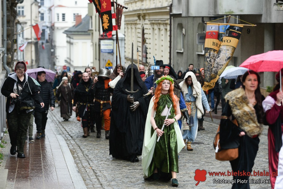 Turnieje walk, średniowieczna kuchnia i dmuchańce. Tu nikt się nie nudził