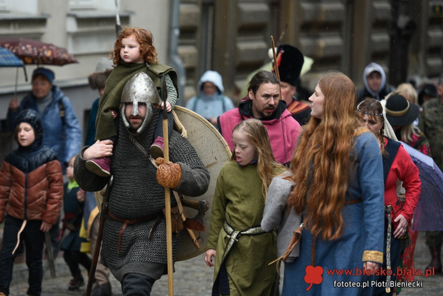 Turnieje walk, średniowieczna kuchnia i dmuchańce. Tu nikt się nie nudził