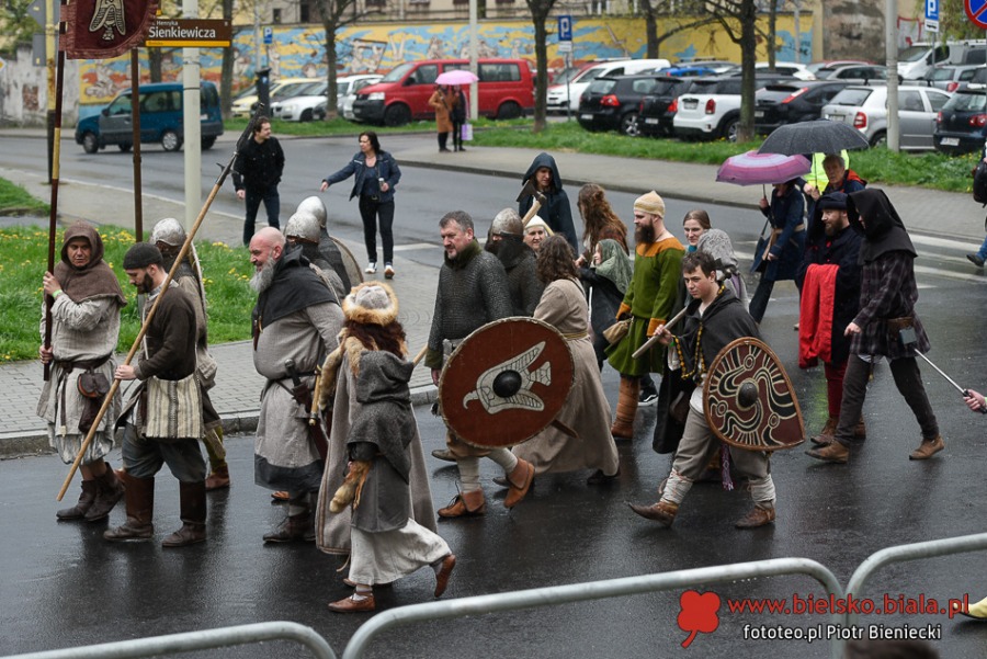 Turnieje walk, średniowieczna kuchnia i dmuchańce. Tu nikt się nie nudził