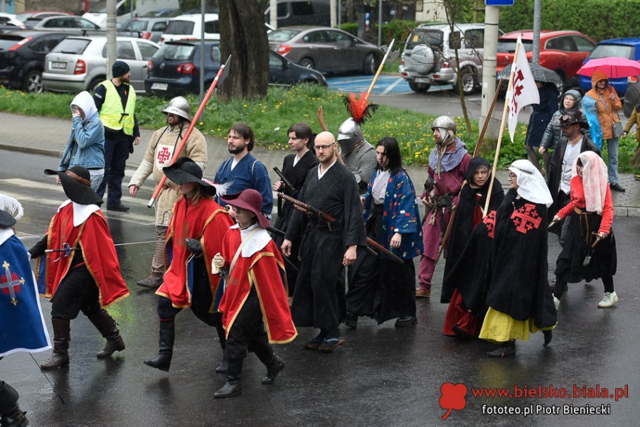 Turnieje walk, średniowieczna kuchnia i dmuchańce. Tu nikt się nie nudził