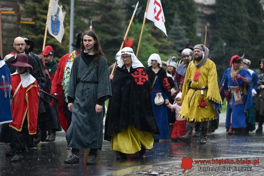 Turnieje walk, średniowieczna kuchnia i dmuchańce. Tu nikt się nie nudził