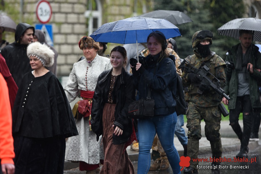 Turnieje walk, średniowieczna kuchnia i dmuchańce. Tu nikt się nie nudził
