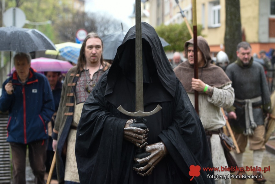 Turnieje walk, średniowieczna kuchnia i dmuchańce. Tu nikt się nie nudził