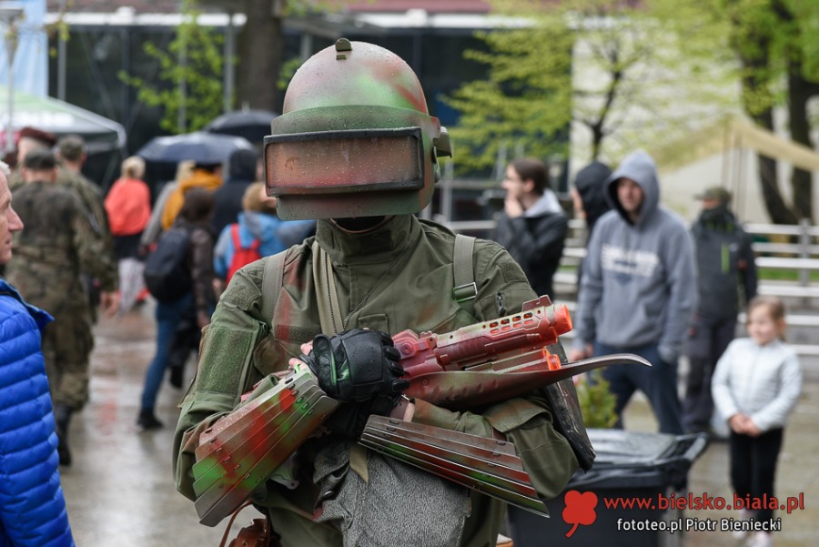 Turnieje walk, średniowieczna kuchnia i dmuchańce. Tu nikt się nie nudził