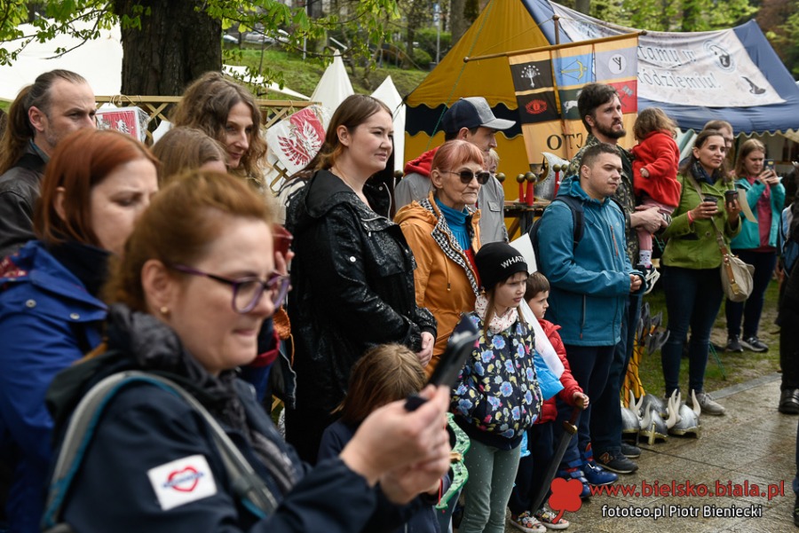 Turnieje walk, średniowieczna kuchnia i dmuchańce. Tu nikt się nie nudził