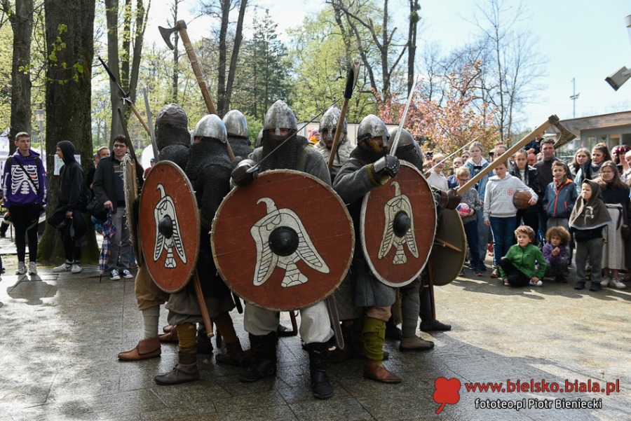 Turnieje walk, średniowieczna kuchnia i dmuchańce. Tu nikt się nie nudził