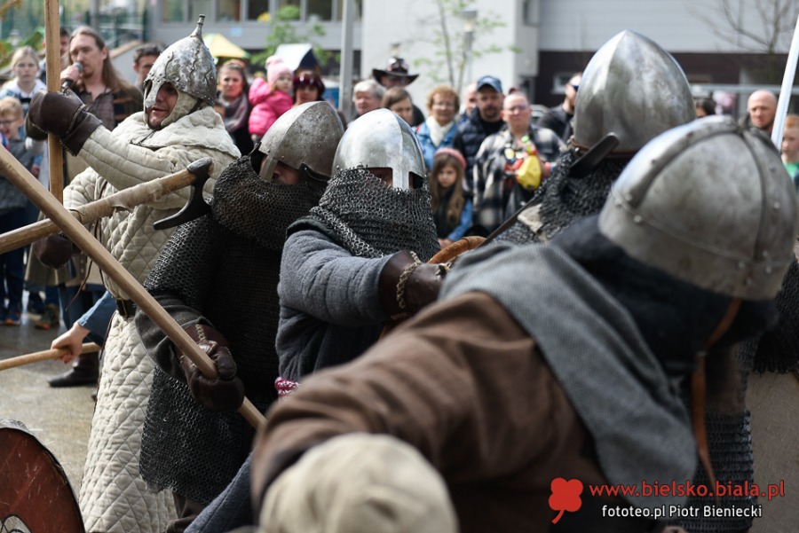 Turnieje walk, średniowieczna kuchnia i dmuchańce. Tu nikt się nie nudził