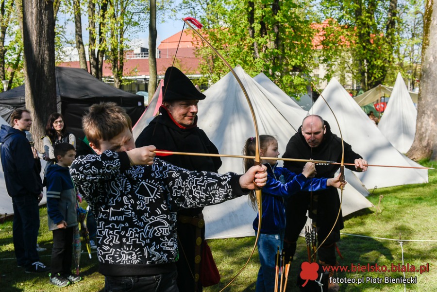 Turnieje walk, średniowieczna kuchnia i dmuchańce. Tu nikt się nie nudził