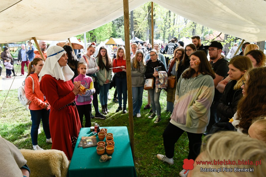 Turnieje walk, średniowieczna kuchnia i dmuchańce. Tu nikt się nie nudził