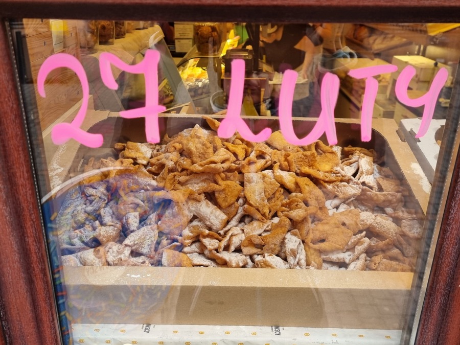 Długie kolejki przed bielskimi cukierniami. To miejsce nazywane jest „zagłębiem pączkowym” - foto