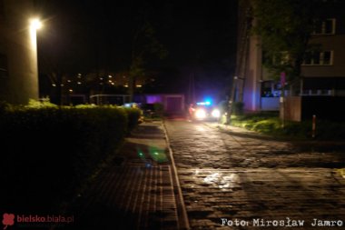 Nocna akcja służb w bloku na bielskim osiedlu. W mieszkaniu zwłoki mężczyzny - foto