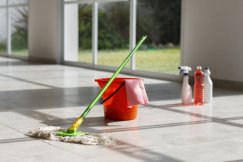 Cena za godzinę sprzątania: co wpływa na koszty?